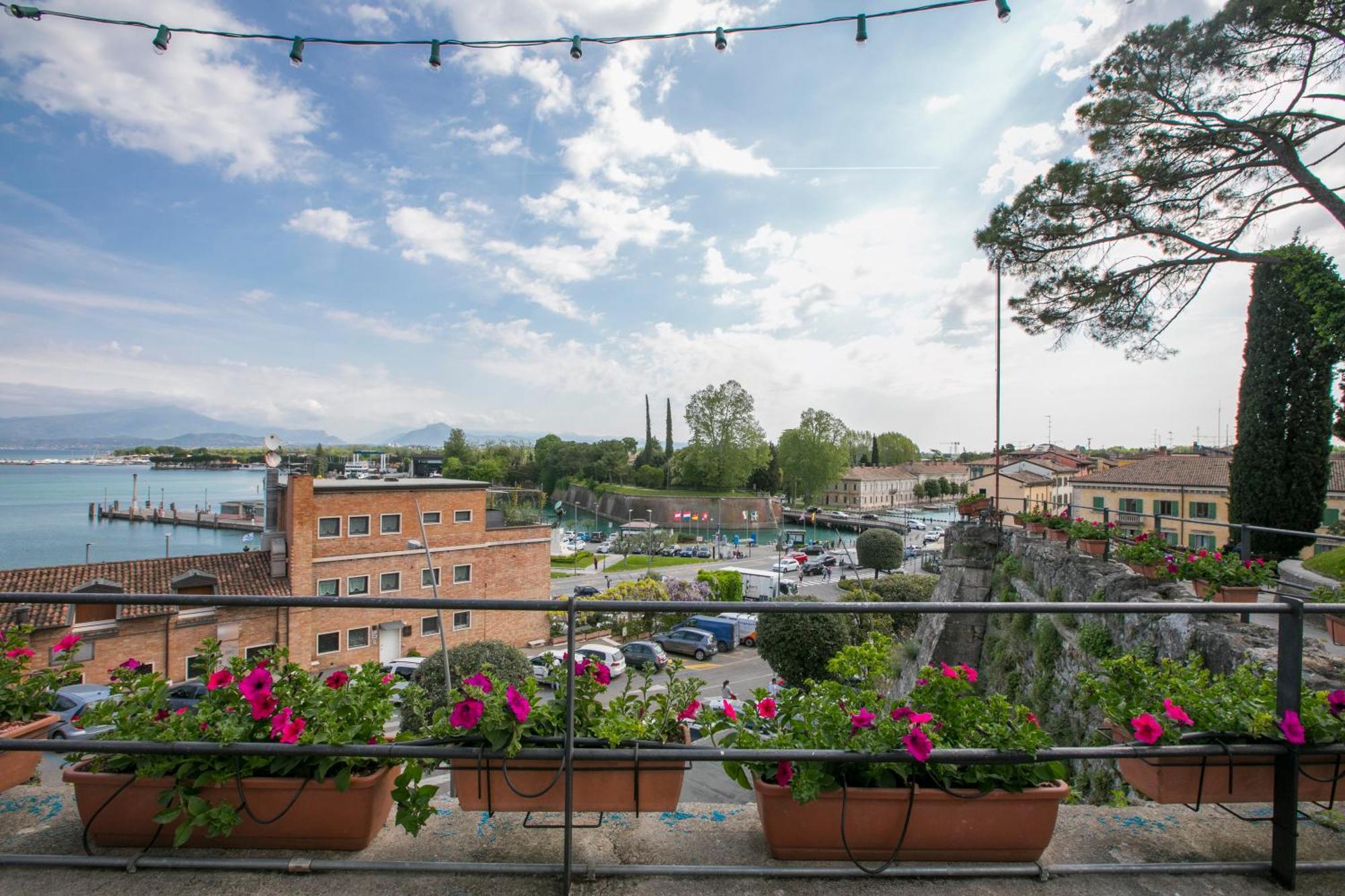 Casa Del Faro - Happy Rentals Пескьера-дель-Гарда Экстерьер фото